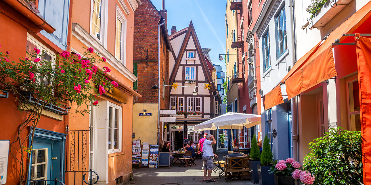 Das Bremer Schnoorviertel ist Bremens ältestes und vielleicht schönstes Viertel mit verwinkelten Gassen und Häusern aus dem 15. bis 19. Jahrhundert. Der Name Schnoor leitet sich übrigens von den wie Perlen an einer Schnur aufgereihten Häusern ab.