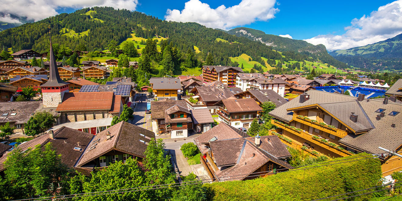 Die Stadt Gstaad im Berner Oberland
