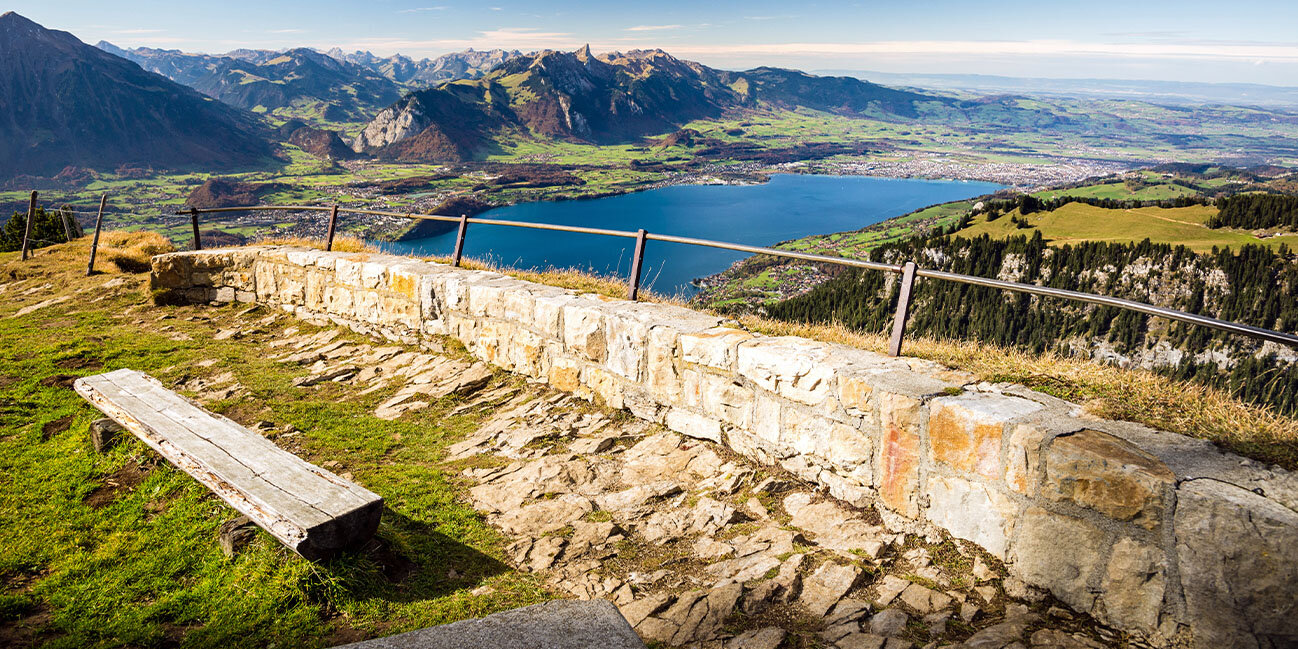 Blick auf das Berner Oberland und den Thunersee