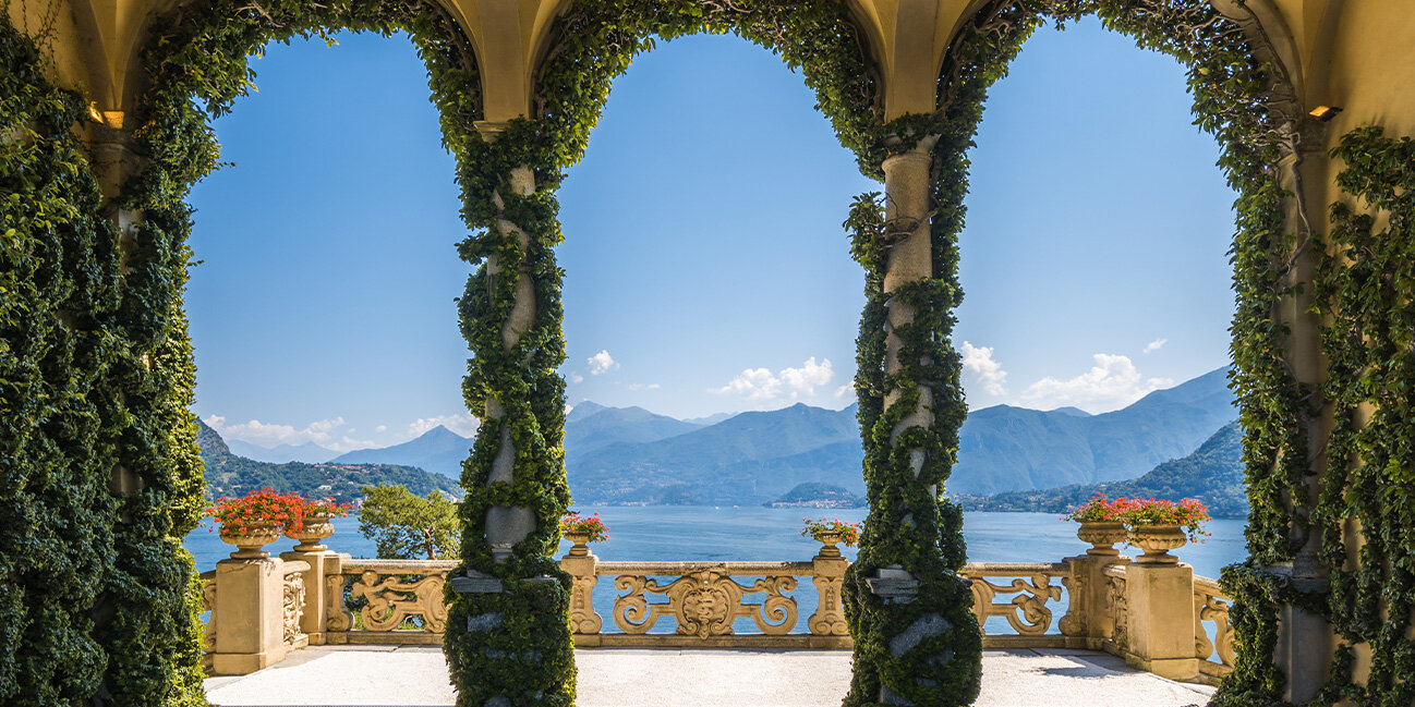 Balkon mit Blick auf den Comer See in der berühmten Villa del Balbianello in der Gemeinde Lenno.