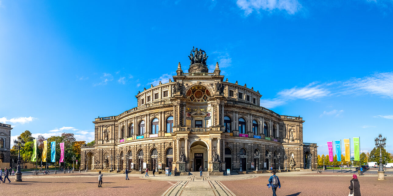 Die Semperoper Dresden befindet sich am Theaterplatz, mitten in der Altstadt