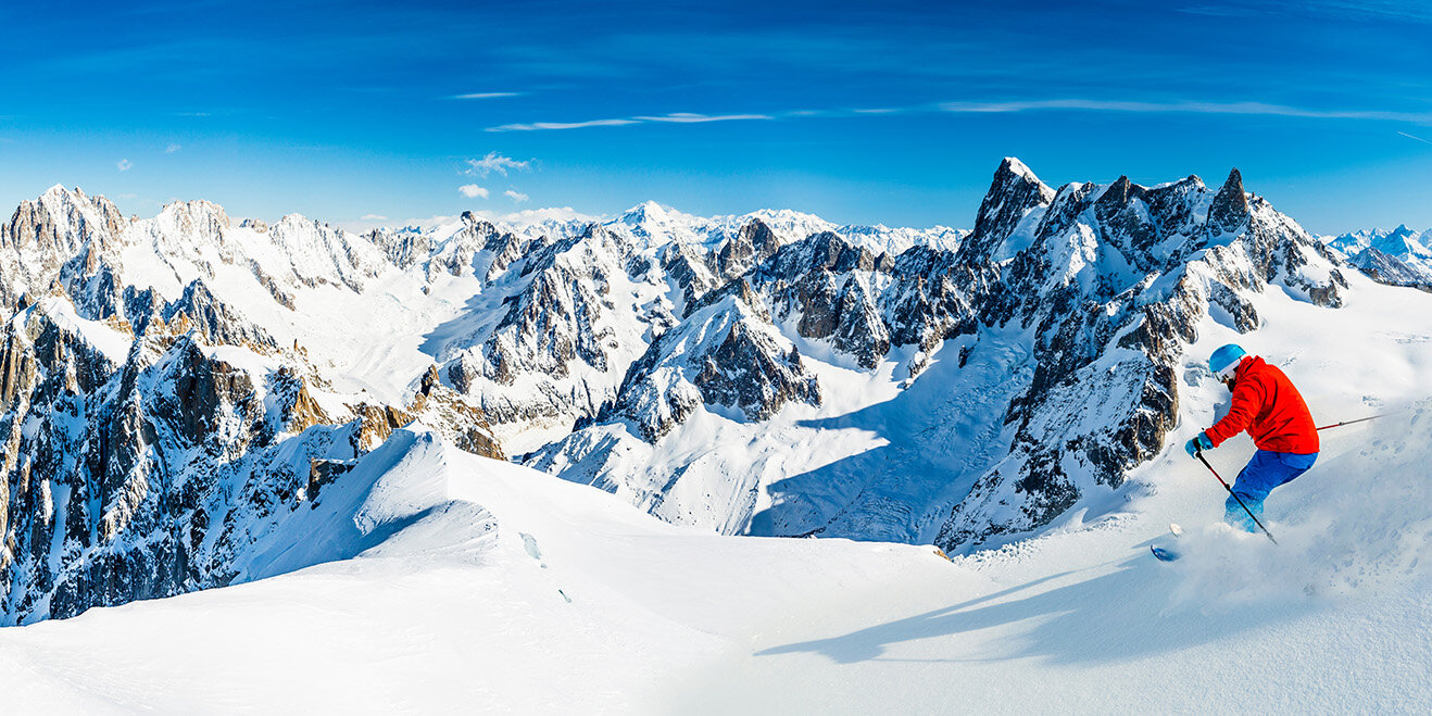 Skifahren im Vallee Blanche Chamonix mit herrlichem Blick auf die Grandes Jorasses und Dent du Geant von der Aiguille du Midi, Mont Blanc, Haute-Savoie, Frankreich