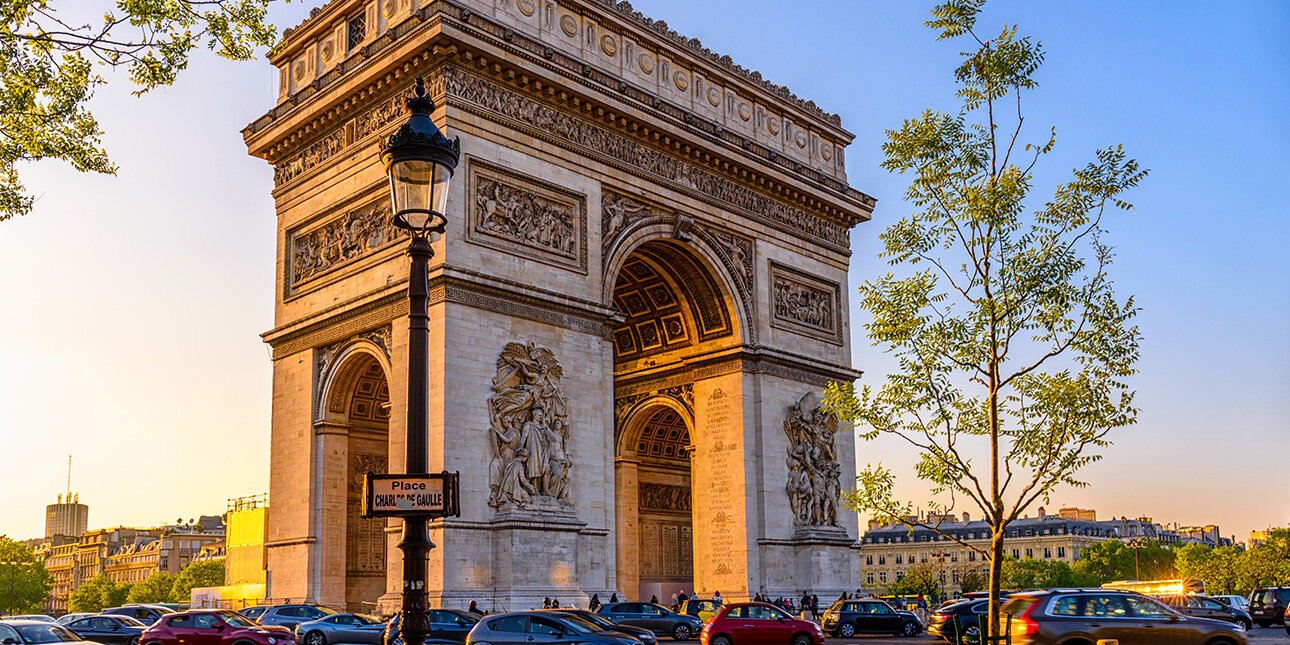 Paris Arc de Triomphe (Triumphbogen), Place Charles de Gaulle in Champs Elysees bei Sonnenuntergang, Paris, Frankreich.
