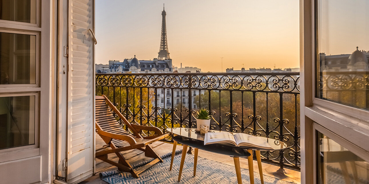 Schöner Pariser Balkon bei Sonnenuntergang mit Blick auf den Eiffelturm