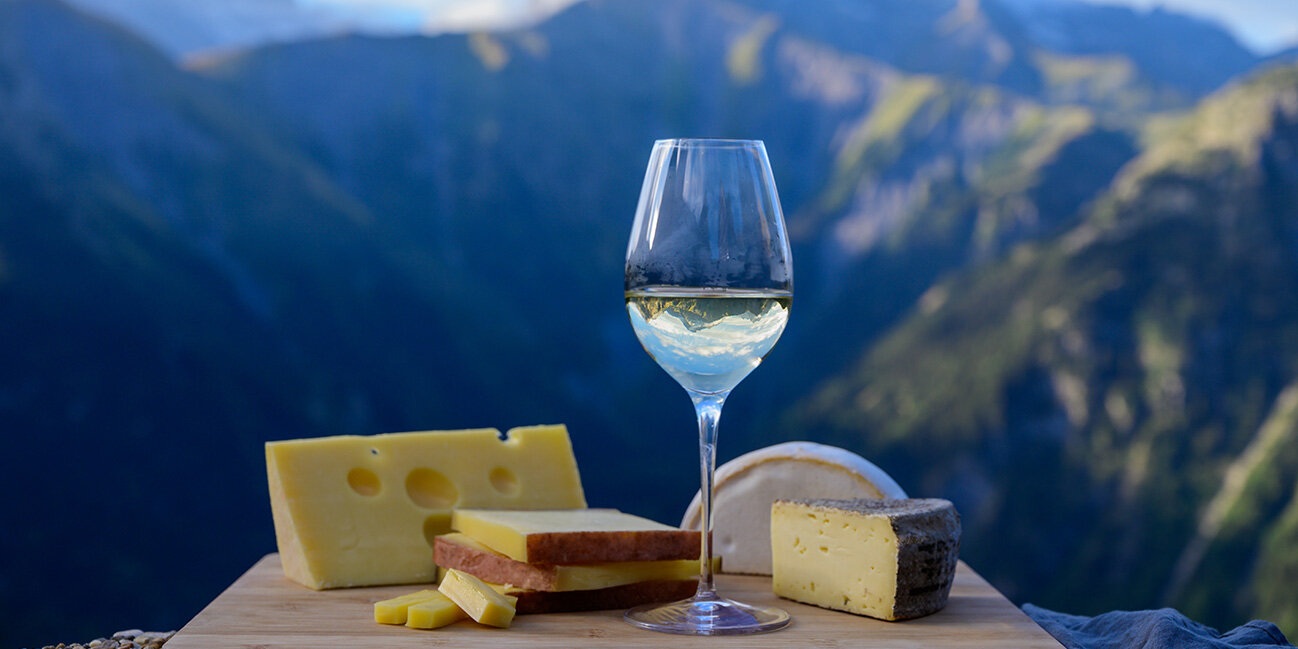 Leckerer Käse und Wein aus Frankreich