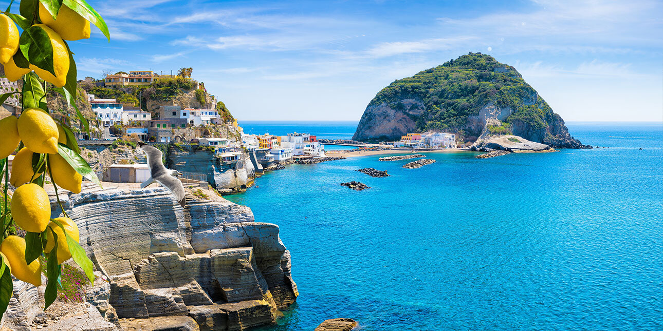 Felsenküste von Sant'Angelo, Insel Ischia, Italien