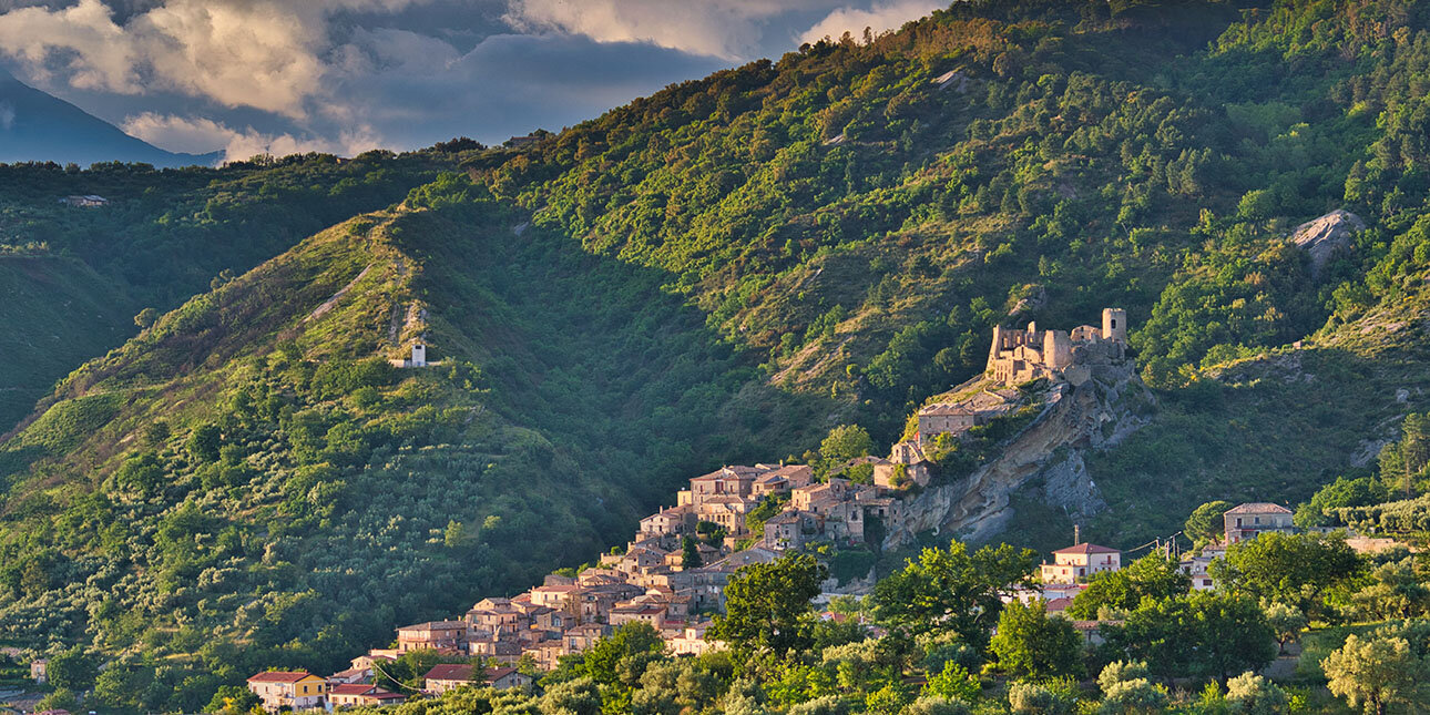 Überblick über das Dorf Cleto, Kalabrien, Italien.