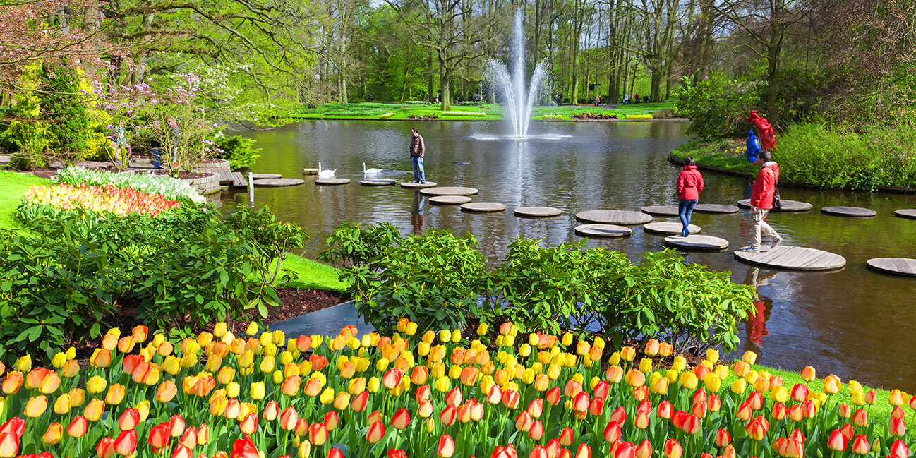 Landschaft mit See im Frühlingspark Keukenhof, Niederlande
