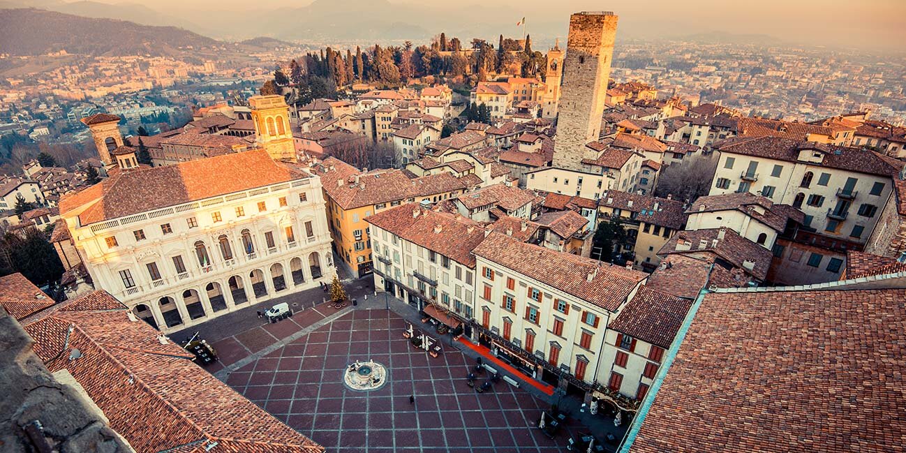 Bergamo Altstadt bei Sonnenuntergang - Piazza Vecchia - Lombardei Italien