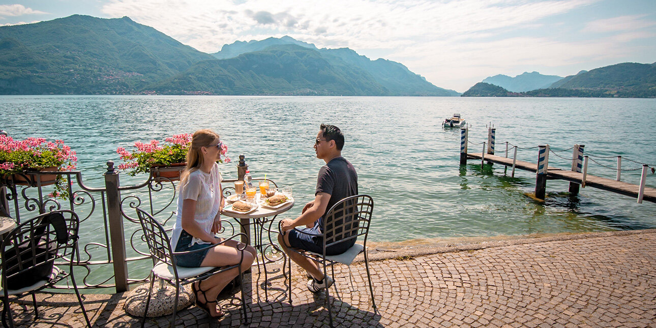 Paar frühstückt direkt am Comer See in Italien, Lombardei