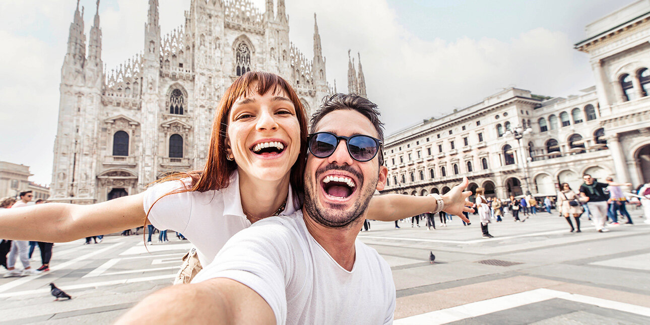 Glückliches Paar macht ein Selfie vor dem Dom in Mailand, Lombardei