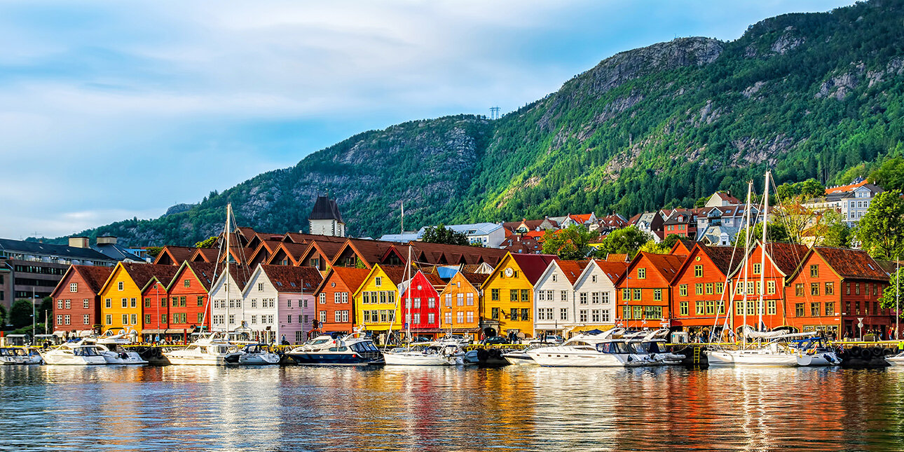 Blick auf historische Gebäude in der Bryggen- Hanseatischen Werft in Bergen, Norwegen.