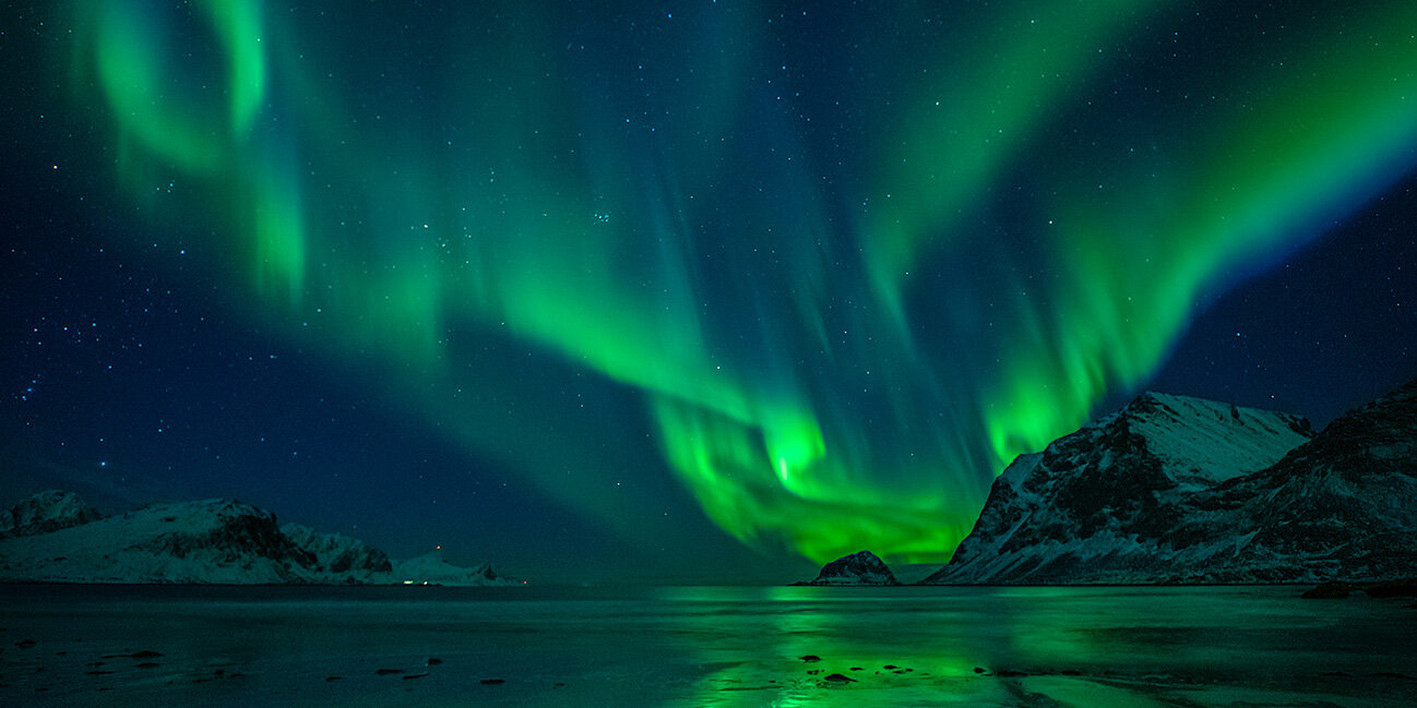 Norwegischer Strand mit Polarlichtern.