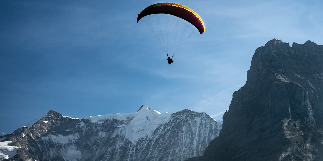 Paragliding in den Schweizer Alpen,
