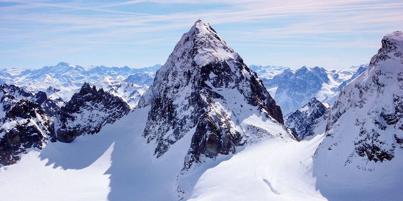 Winterliche Berglandschaft mit dem berühmten Piz Buin im Zentrum