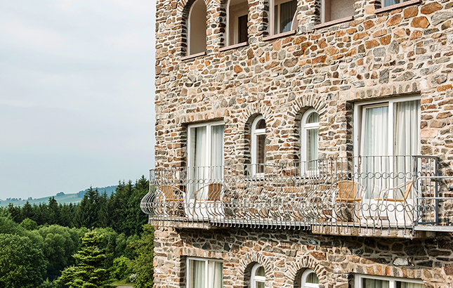 Das Burghotel am Hohen Bogen begrüßt Sie herzlich zu Ihrer Auszeit im Bayerischen Wald!