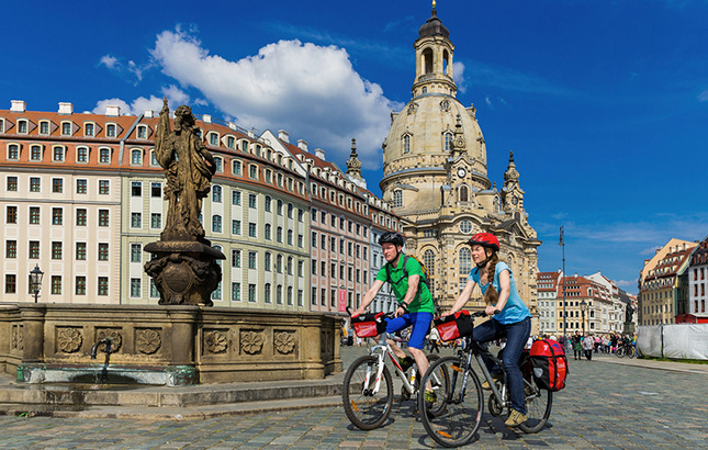 Erkunden Sie bei der Reise zahlreiche Städte wie das imposante Dresden.
