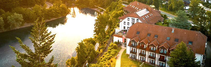 Außenansicht des Göbel's Seehotels Diemelsee