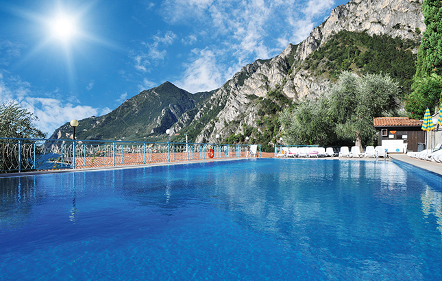 Der großzügige Außenpool des Hotels La Limonaia.