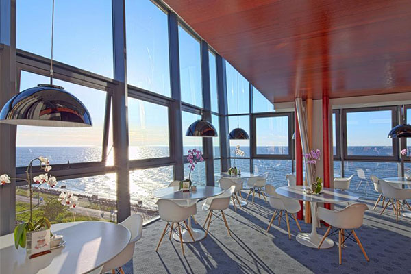 Genießen Sie die Aussicht vom Panorama-Café des Hotels.
