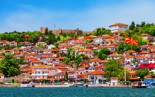 Blick auf die nordmazedonische Stadt Ohrid vom gleichnamigen See aus.