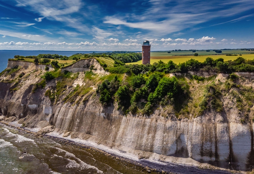 Majestätisch thront der Leuchtturm von Kap Arkona über den weißen Kreideklippen.