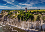 Majestätisch thront der Leuchtturm von Kap Arkona über den weißen Kreideklippen.