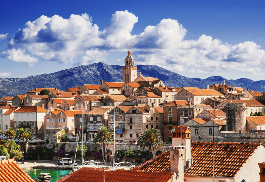 Die Altstadt von Korčula begeistert mit roten Ziegeldächern und einer eindrucksvollen Bergkulisse.