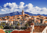 Die Altstadt von Korčula begeistert mit roten Ziegeldächern und einer eindrucksvollen Bergkulisse.