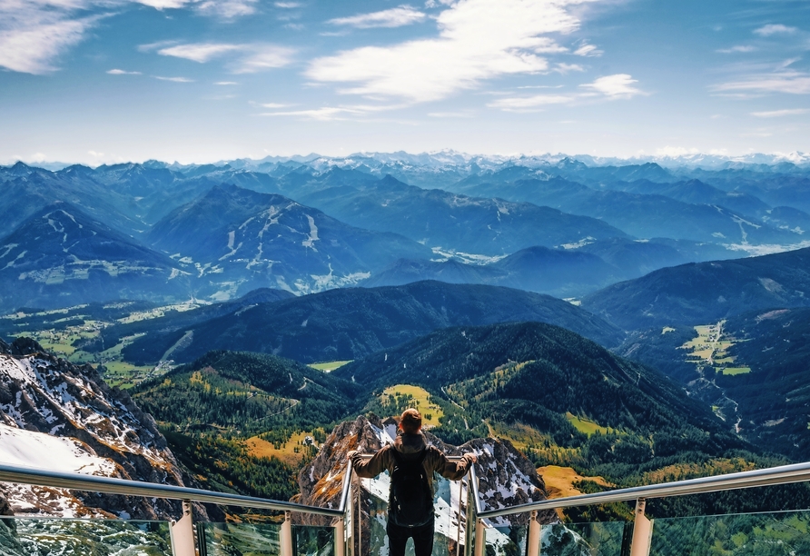 Die Treppe ins Nichts begeistert mit spektakulären Ausblicken in schwindelerregender Höhe.