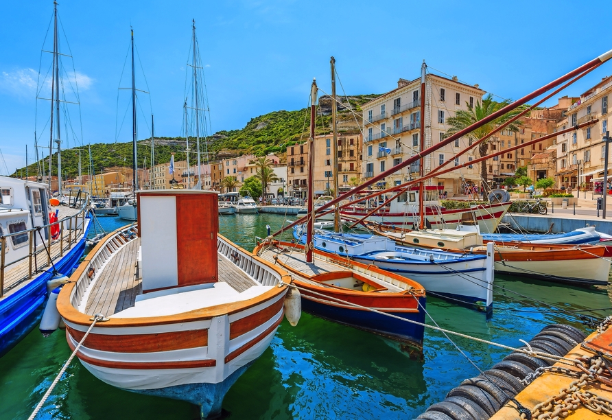 Bunte Fischerboote und mediterranes Hafenflair erwarten Sie in Bonifacio auf Korsika.