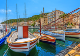 Bunte Fischerboote und mediterranes Hafenflair erwarten Sie in Bonifacio auf Korsika.