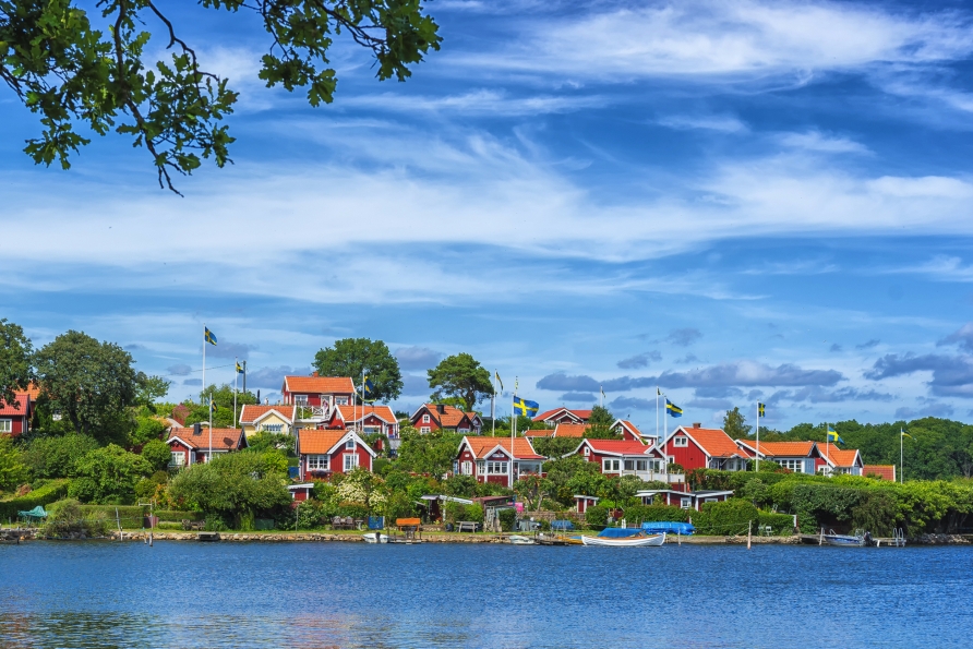 Entdecken sie typisch rote Häuschen in den südlichen Schären von Karlskrona. (Reisetermin 29.06.25)
