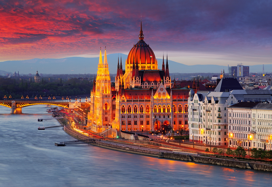 In Budapest werden am Abend Gebäude und Brücken traumhaft beleuchtet, wie hier das beeindruckende ungarische Parlament.