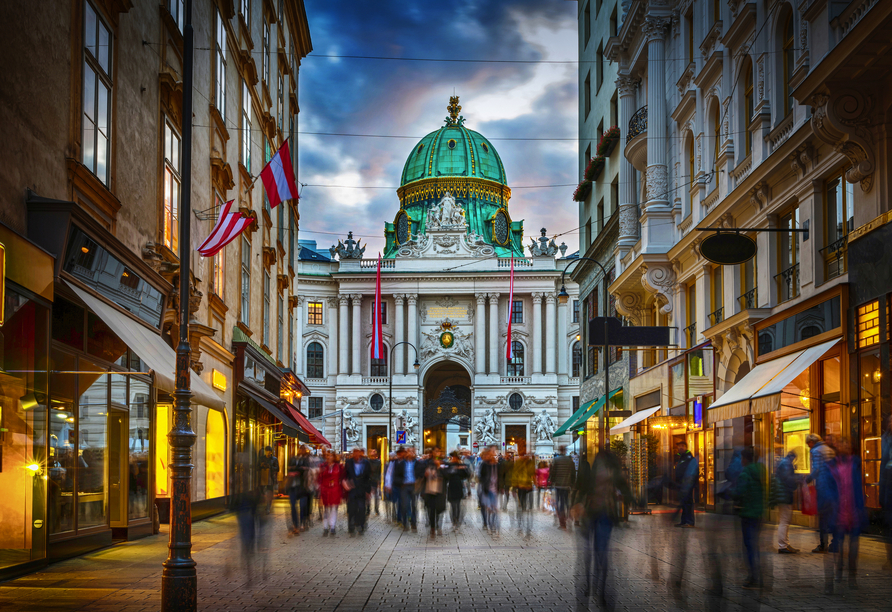 Spazieren Sie durch die Fußgängerzone der Herrengasse mit Blick auf die kaiserliche Hofburg in Wien.