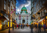 Spazieren Sie durch die Fußgängerzone der Herrengasse mit Blick auf die kaiserliche Hofburg in Wien.