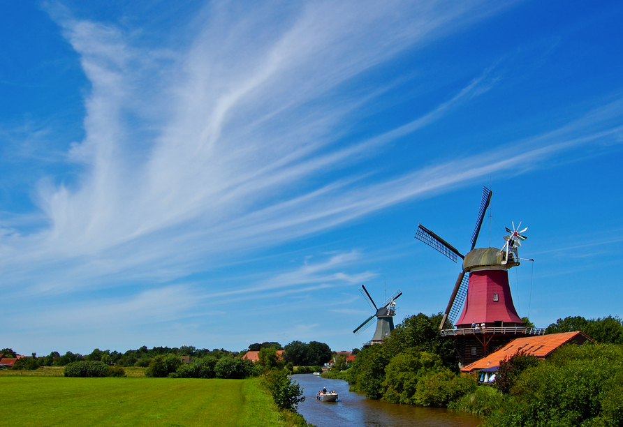 Die Greetsieler Zwillingsmühlen sind ein perfektes Fotomotiv.