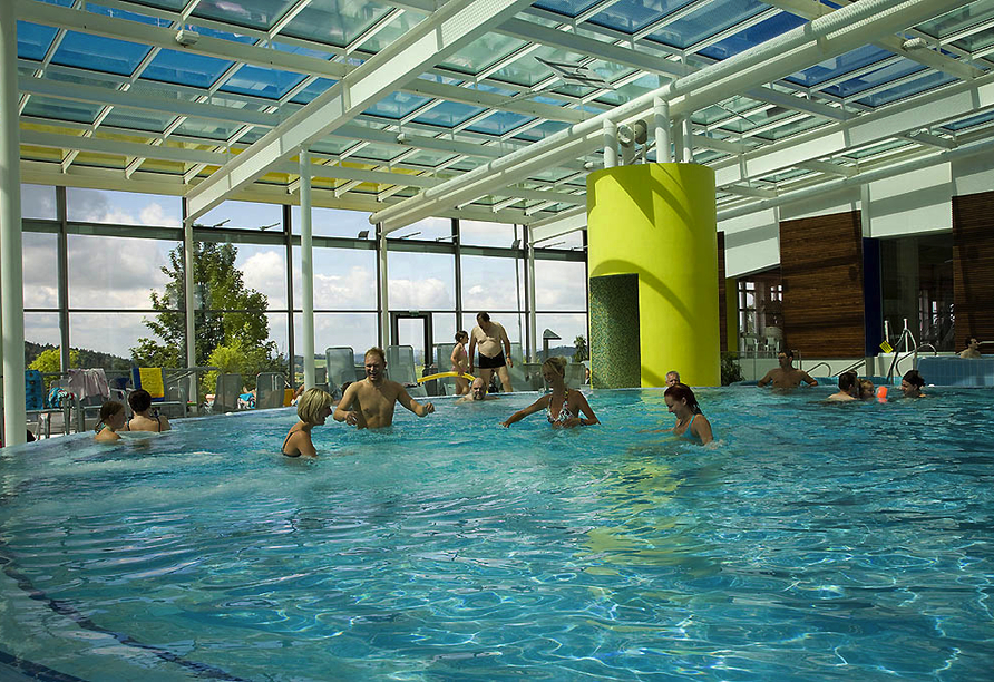 Durch einen Bademantelgang erreichen Sie bequem die vielseitige Badewelt des Karoli-Badeparks.