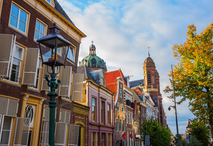 Schräge historische Gebäude spiegeln den bunten Charakter der Hafenstadt Hoorn wider. 
