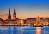 Leuchtende Skyline und Weihnachtsmarkt von Hamburg