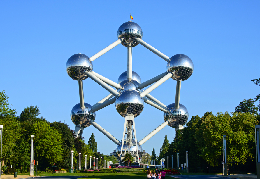 Besuchen Sie das Atomium, das Wahrzeichen von Brüssel.