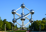 Besuchen Sie das Atomium, das Wahrzeichen von Brüssel.