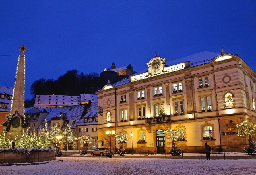 Winterliche Abendstimmung auf dem festlich beleuchteten Marktplatz von Kulmbach.