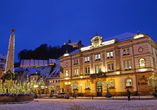 Winterliche Abendstimmung auf dem festlich beleuchteten Marktplatz von Kulmbach.