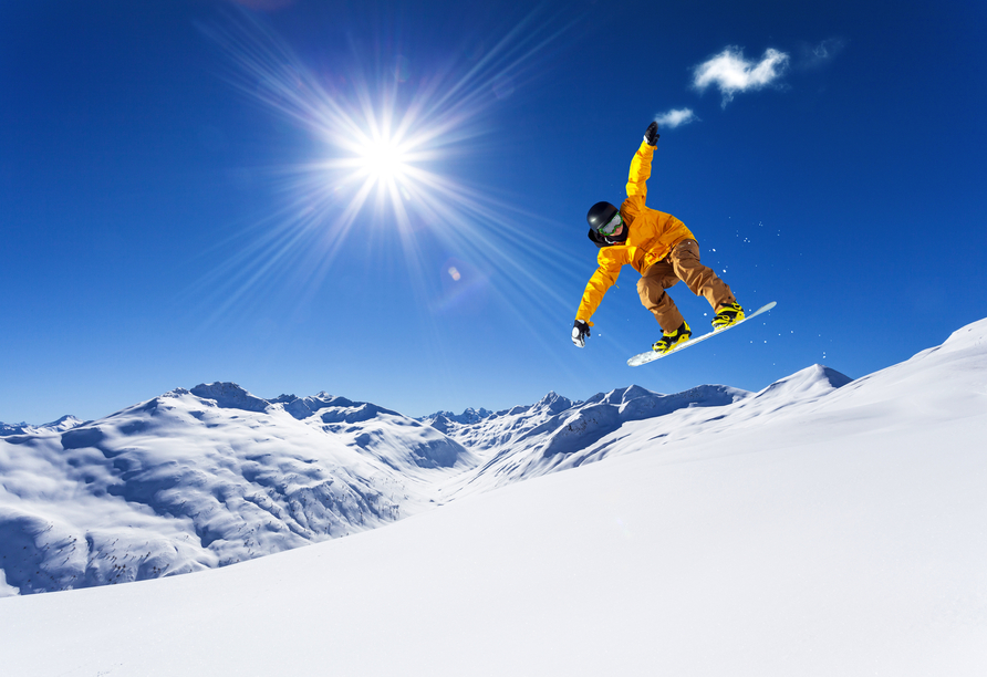 Zeigen Sie Ihre Snowboardkünste auf dem Freestyle-Berg.