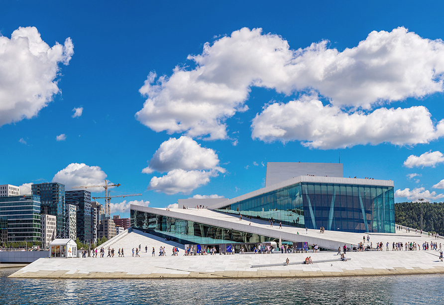 Das Opernhaus von Oslo erinnert an die Optik eines Eisbergs und hat sowohl von außen als auch von innen viel zu bieten.