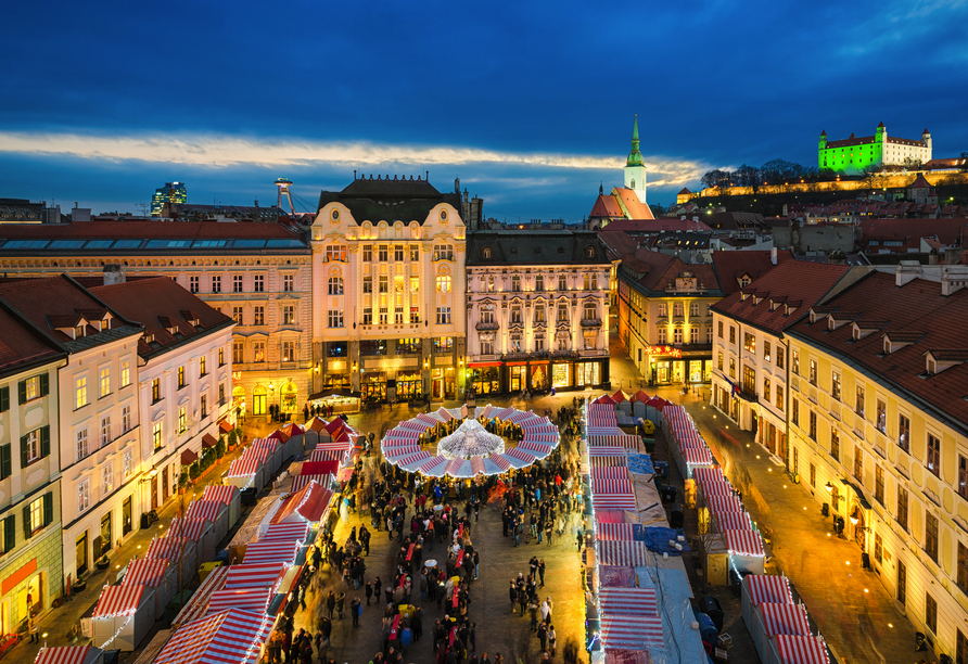 Der Weihnachtsmarkt in Bratislava mit der Burg Bratislava im Hintergrund