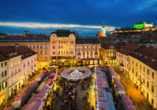 Der Weihnachtsmarkt in Bratislava mit der Burg Bratislava im Hintergrund