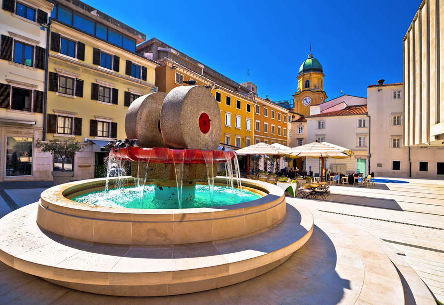 Brunnen mit Glockenturmtor in Rijeka, Kroatien