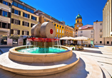 Brunnen mit Glockenturmtor in Rijeka, Kroatien